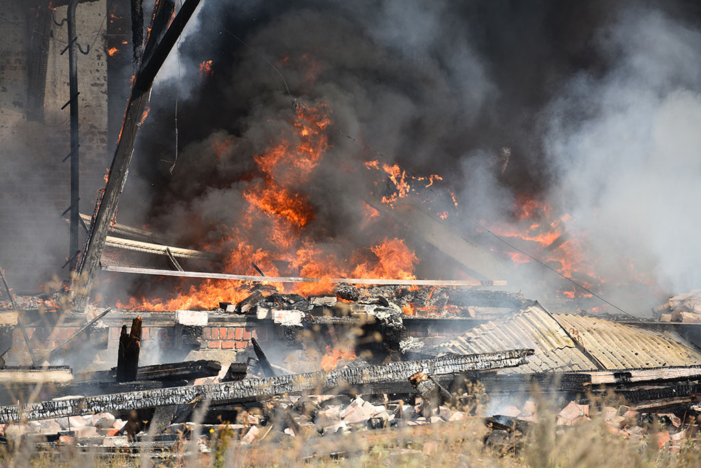 Strażacy gasili groźny pożar pustostanu obok dworca PKP