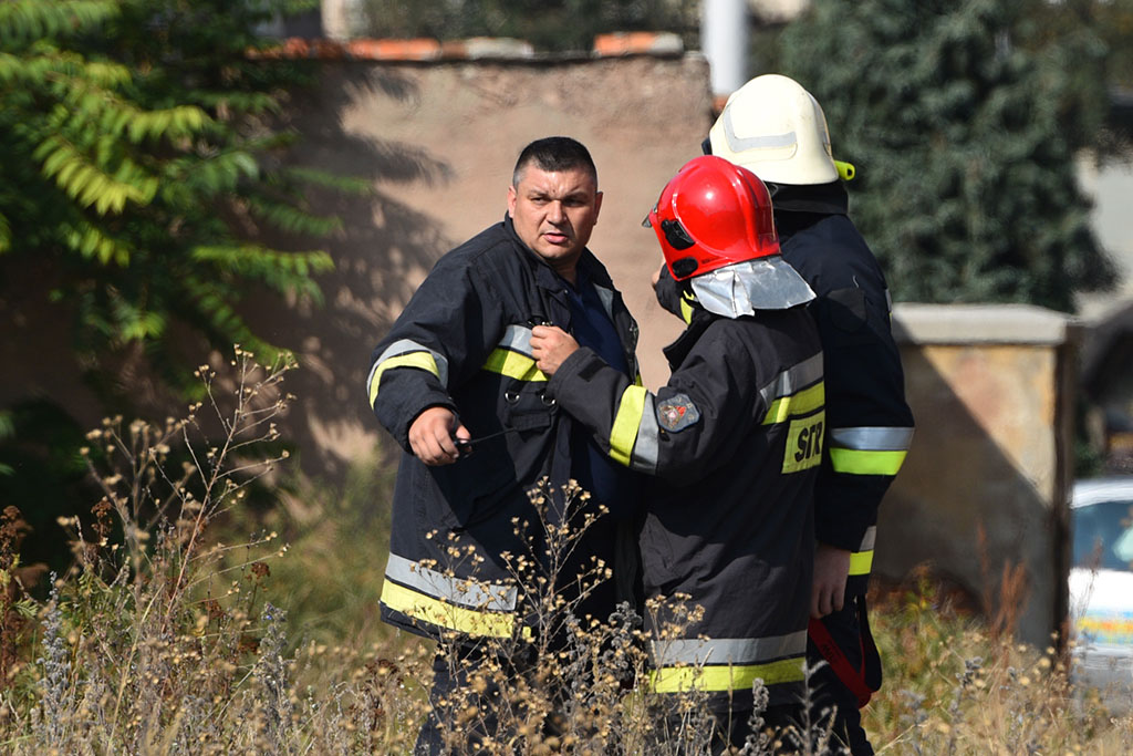 Strażacy gasili groźny pożar pustostanu obok dworca PKP