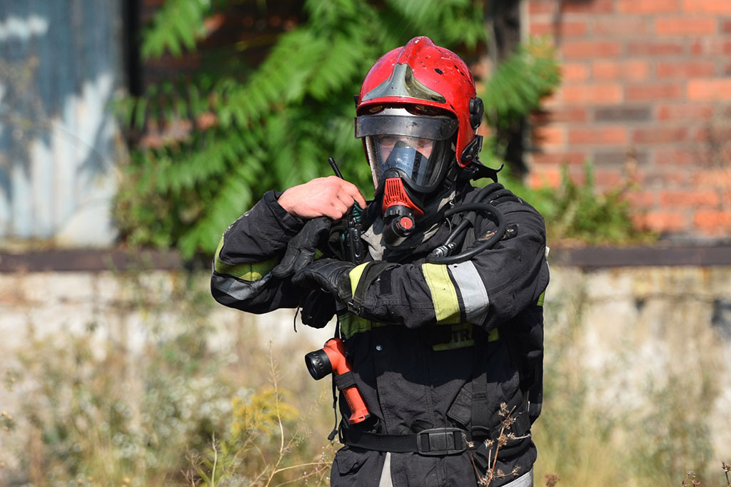 Strażacy gasili groźny pożar pustostanu obok dworca PKP