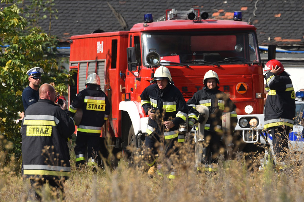 Strażacy gasili groźny pożar pustostanu obok dworca PKP
