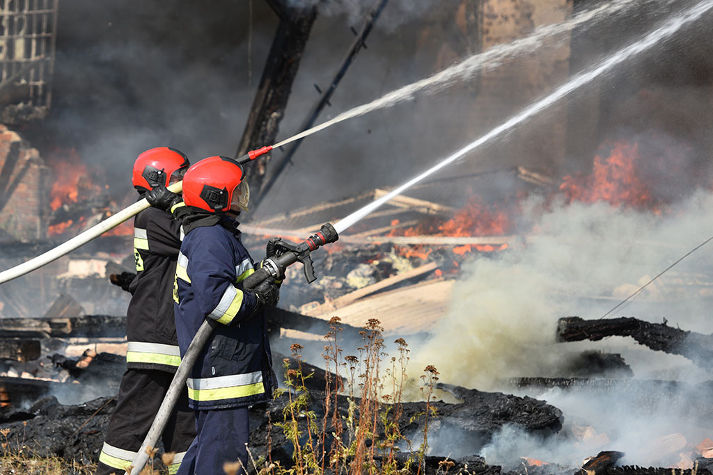 Strażacy gasili groźny pożar pustostanu obok dworca PKP