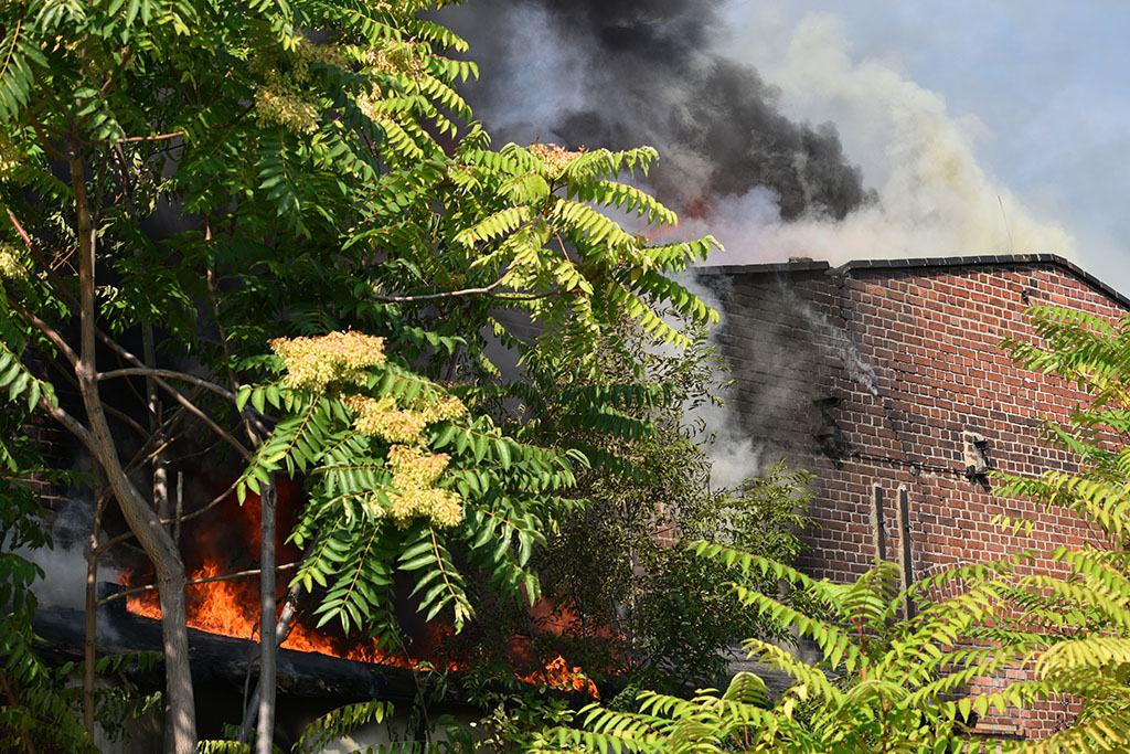 Strażacy gasili groźny pożar pustostanu obok dworca PKP