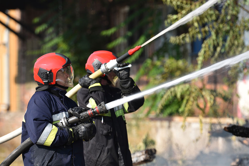 Strażacy gasili groźny pożar pustostanu obok dworca PKP