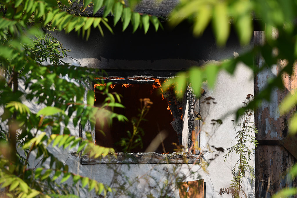 Strażacy gasili groźny pożar pustostanu obok dworca PKP