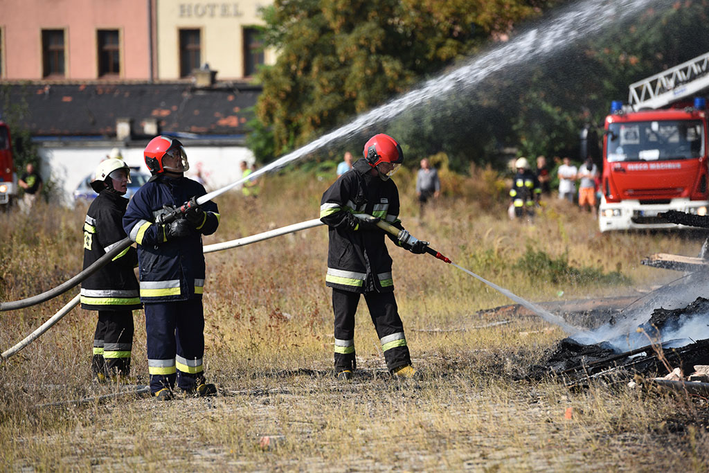 Strażacy gasili groźny pożar pustostanu obok dworca PKP