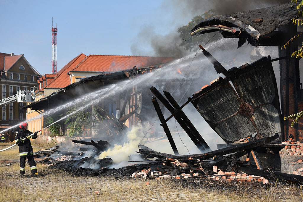 Strażacy gasili groźny pożar pustostanu obok dworca PKP