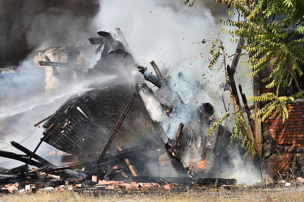 Strażacy gasili groźny pożar pustostanu obok dworca PKP