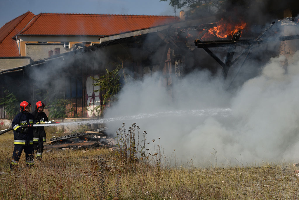 Strażacy gasili groźny pożar pustostanu obok dworca PKP