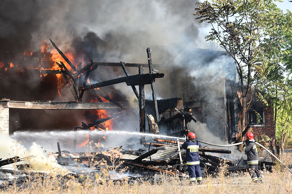 Strażacy gasili groźny pożar pustostanu obok dworca PKP