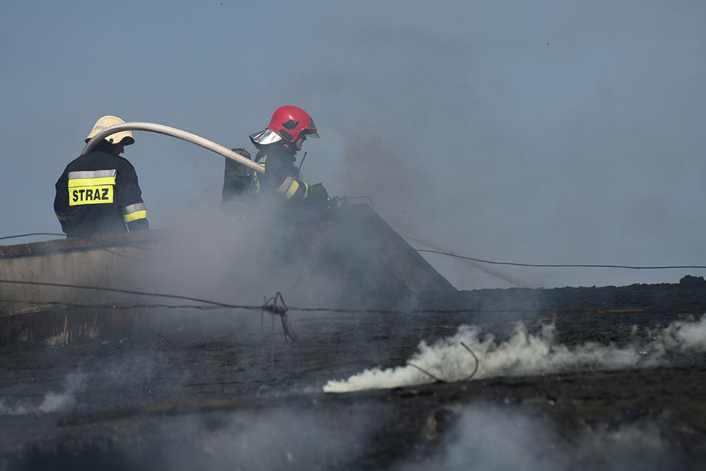 Strażacy gasili groźny pożar pustostanu obok dworca PKP
