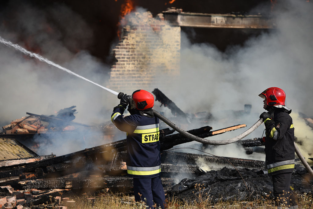Strażacy gasili groźny pożar pustostanu obok dworca PKP