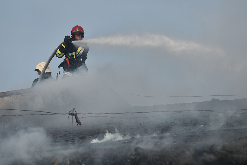 Strażacy gasili groźny pożar pustostanu obok dworca PKP