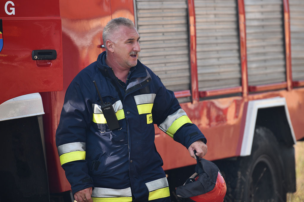 Strażacy gasili groźny pożar pustostanu obok dworca PKP