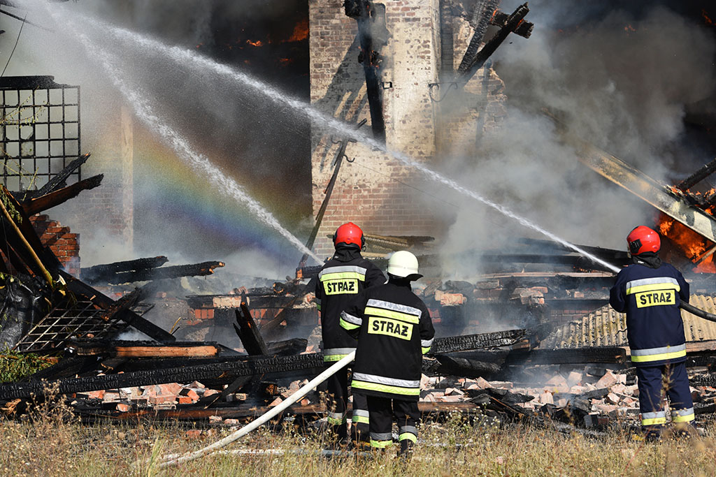 Strażacy gasili groźny pożar pustostanu obok dworca PKP