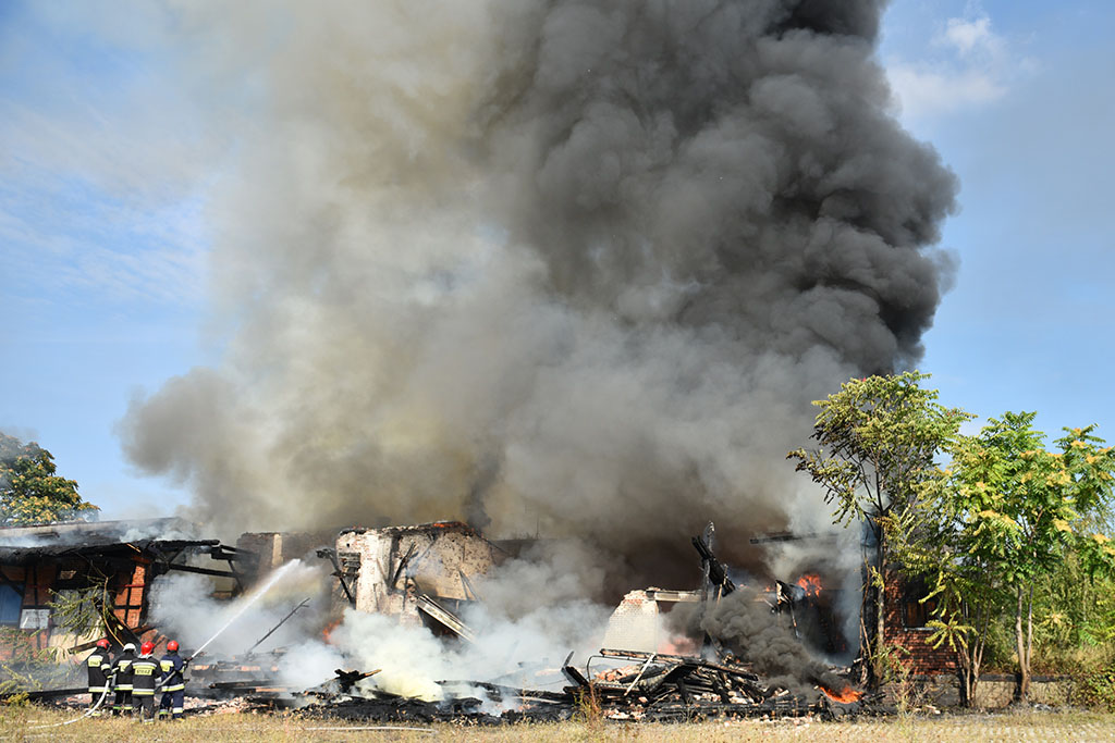 Strażacy gasili groźny pożar pustostanu obok dworca PKP