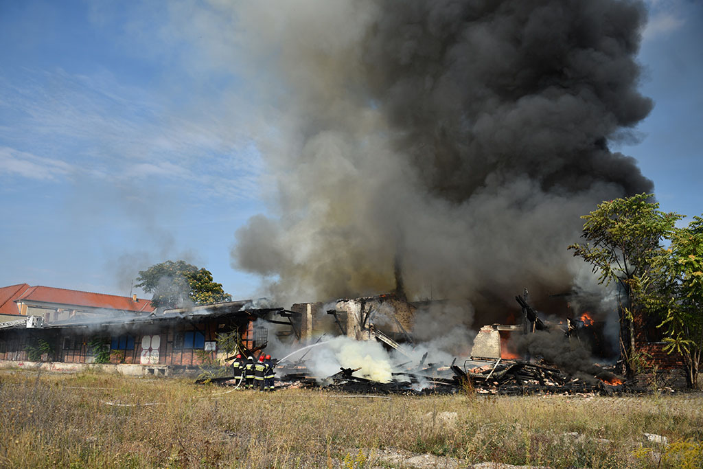 Strażacy gasili groźny pożar pustostanu obok dworca PKP