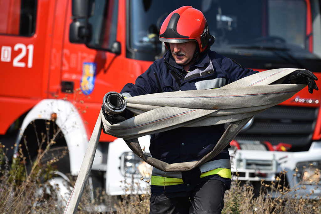 Strażacy gasili groźny pożar pustostanu obok dworca PKP