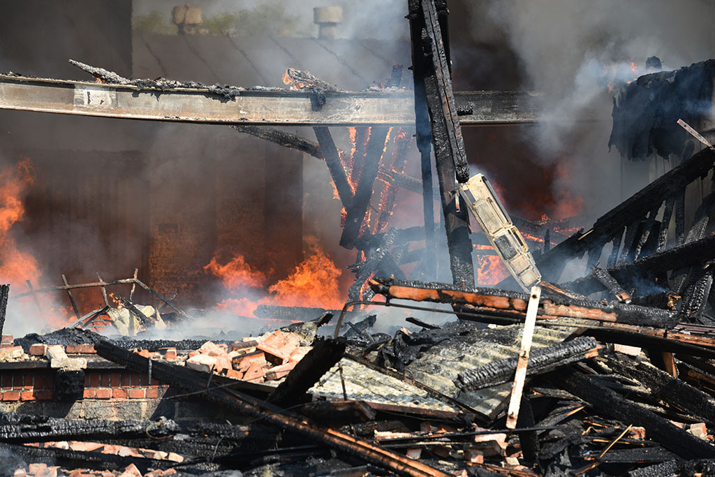 Strażacy gasili groźny pożar pustostanu obok dworca PKP