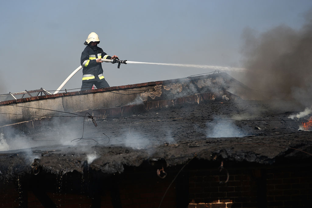 Strażacy gasili groźny pożar pustostanu obok dworca PKP