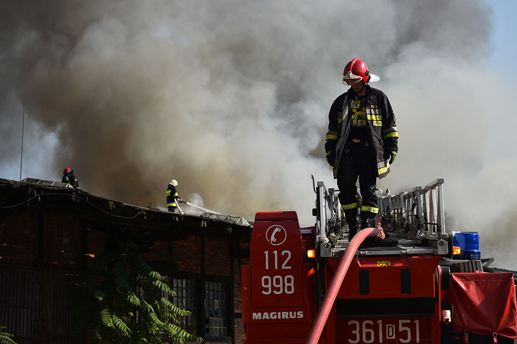 Strażacy gasili groźny pożar pustostanu obok dworca PKP