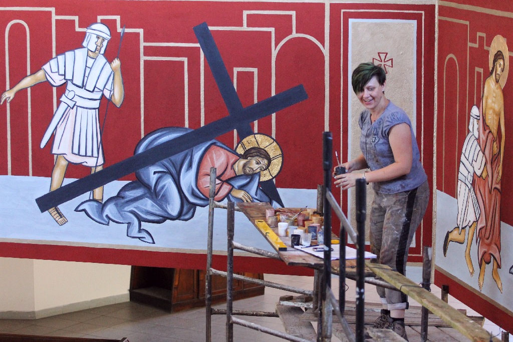 Waszkiewicz kończy malowanie dziesiątej stacji drogi krzyżowej