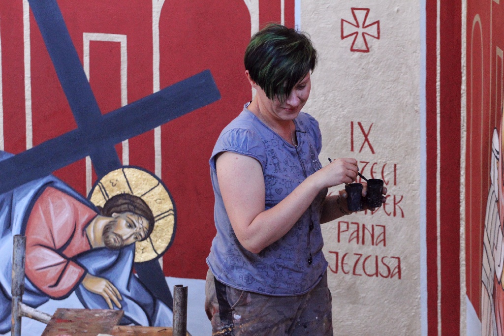 Waszkiewicz kończy malowanie dziesiątej stacji drogi krzyżowej