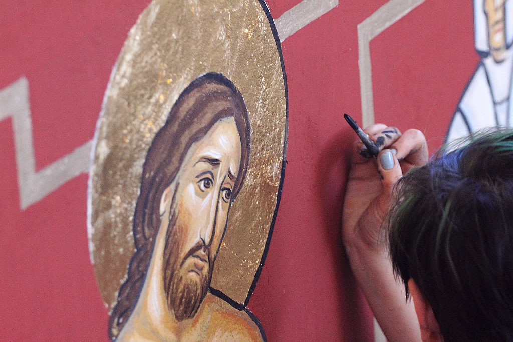 Waszkiewicz kończy malowanie dziesiątej stacji drogi krzyżowej