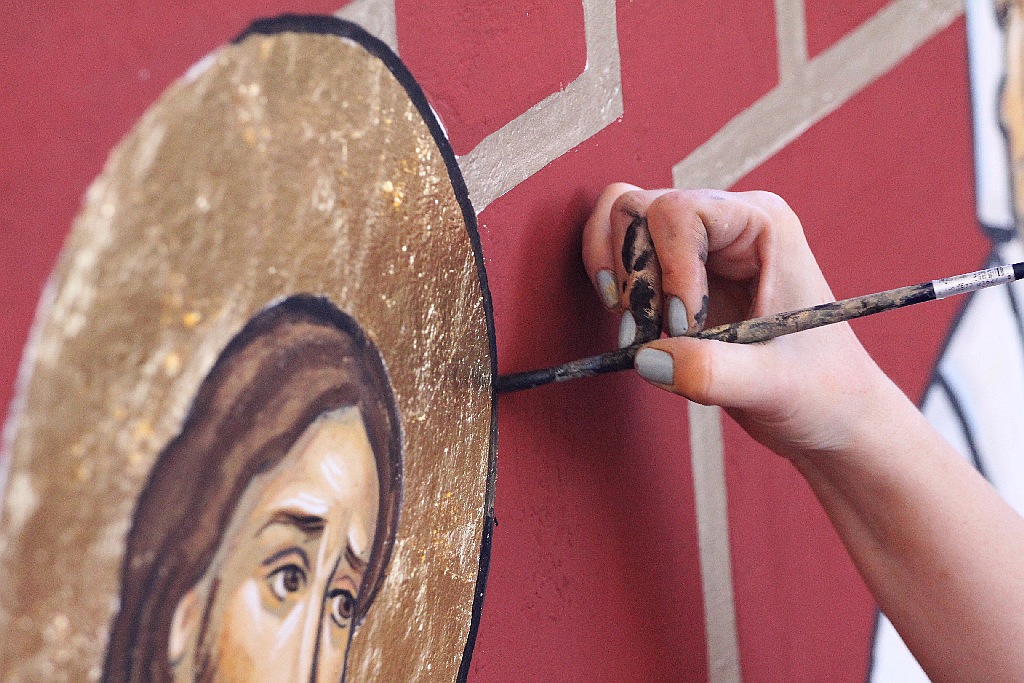 Waszkiewicz kończy malowanie dziesiątej stacji drogi krzyżowej