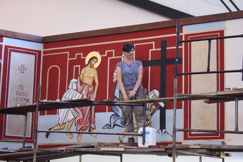 Waszkiewicz kończy malowanie dziesiątej stacji drogi krzyżowej