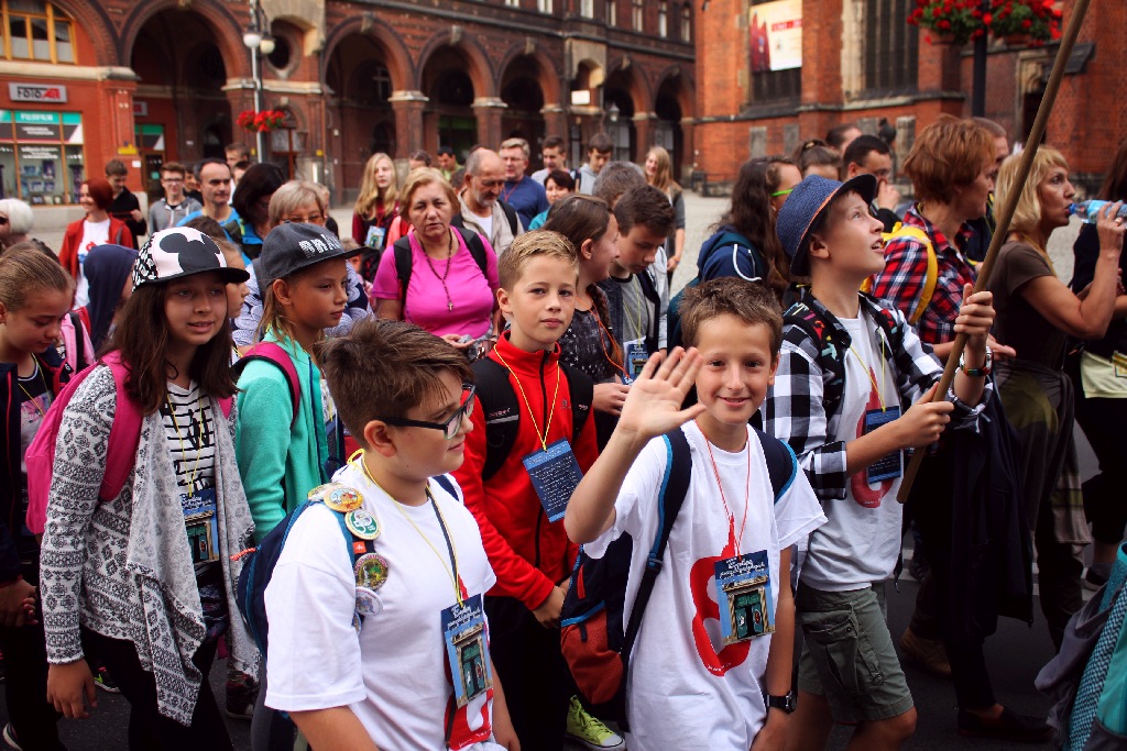 Blisko trzysta osób wyruszyło z Legnicy do Legnickiego Pola
