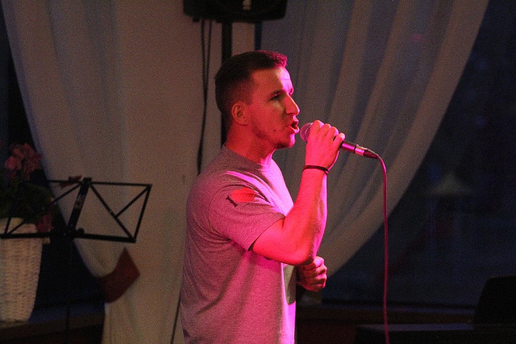 Paweł Orłowski wystąpił z przyjaciółmi w restauracji Vikos