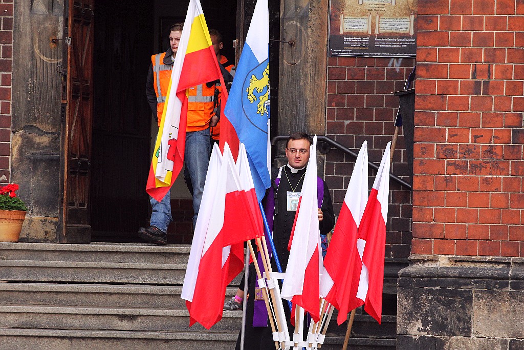 Blisko trzysta osób wyruszyło z Legnicy do Legnickiego Pola
