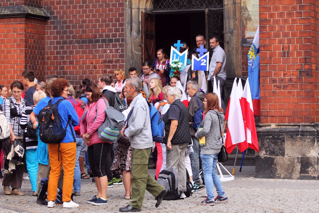 Blisko trzysta osób wyruszyło z Legnicy do Legnickiego Pola
