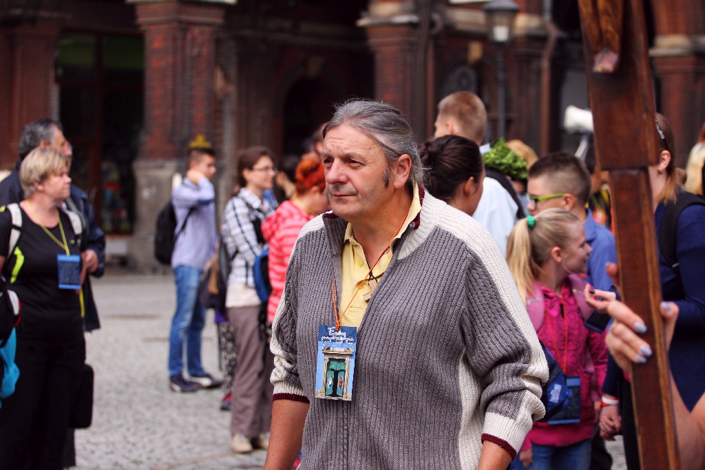 Blisko trzysta osób wyruszyło z Legnicy do Legnickiego Pola
