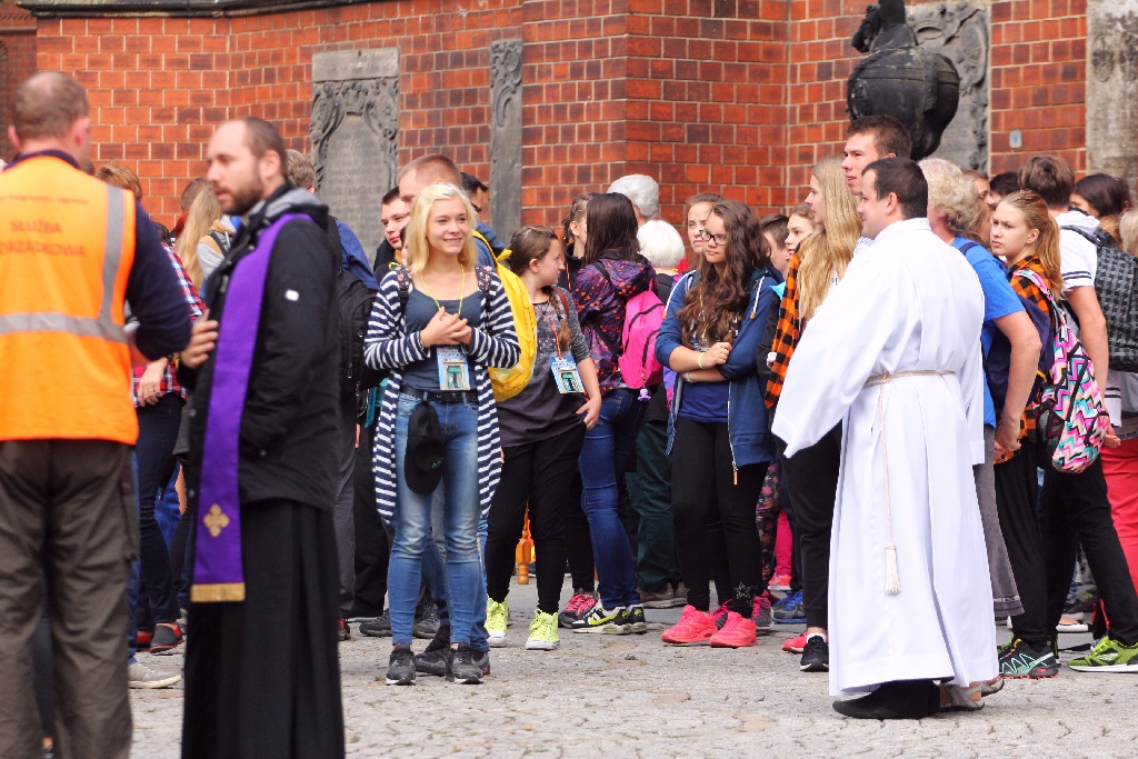 Blisko trzysta osób wyruszyło z Legnicy do Legnickiego Pola
