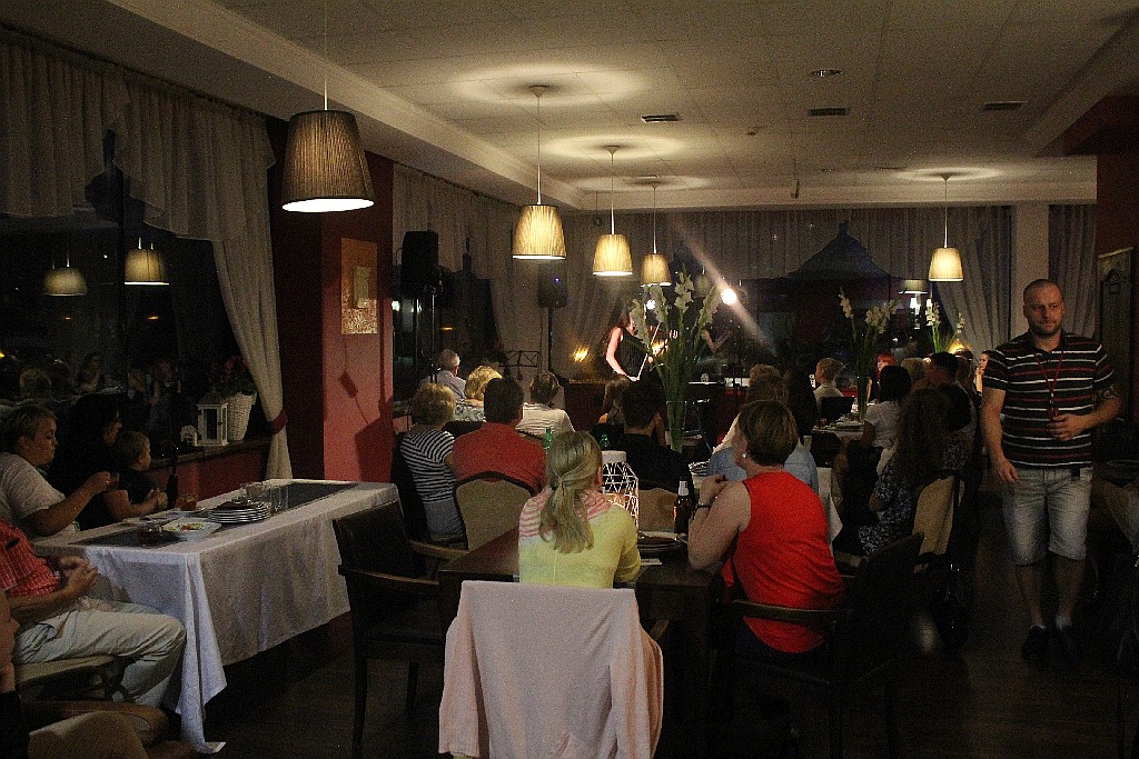 Paweł Orłowski wystąpił z przyjaciółmi w restauracji Vikos