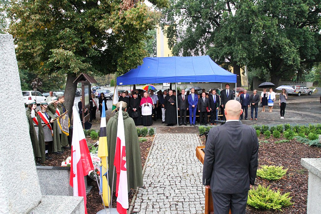 Odsłonili tablicę pomordowanym i zmarłym na 