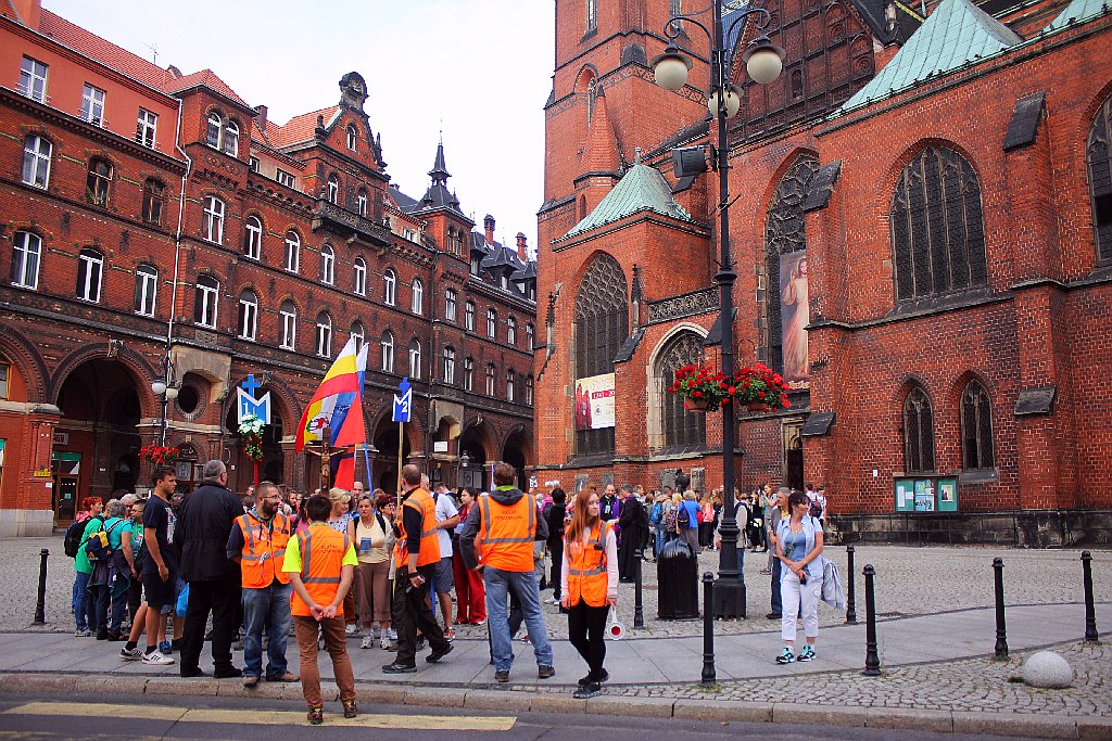 Blisko trzysta osób wyruszyło z Legnicy do Legnickiego Pola
