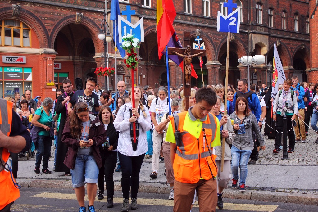 Blisko trzysta osób wyruszyło z Legnicy do Legnickiego Pola
