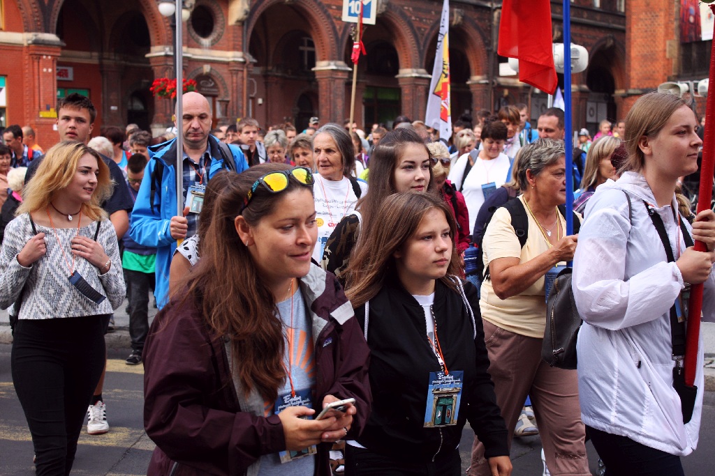 Blisko trzysta osób wyruszyło z Legnicy do Legnickiego Pola
