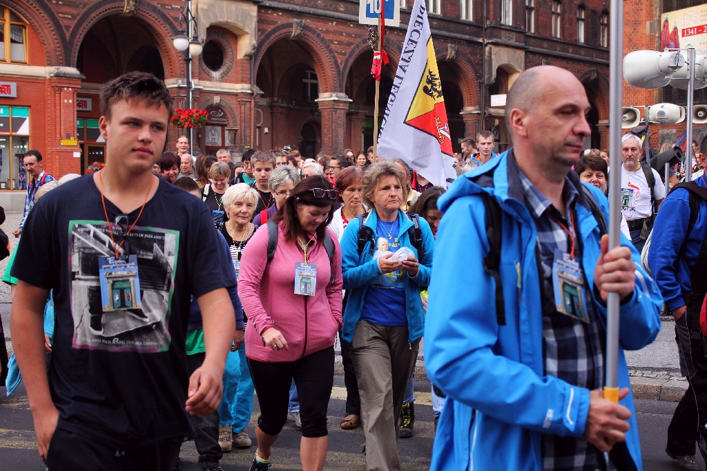 Blisko trzysta osób wyruszyło z Legnicy do Legnickiego Pola
