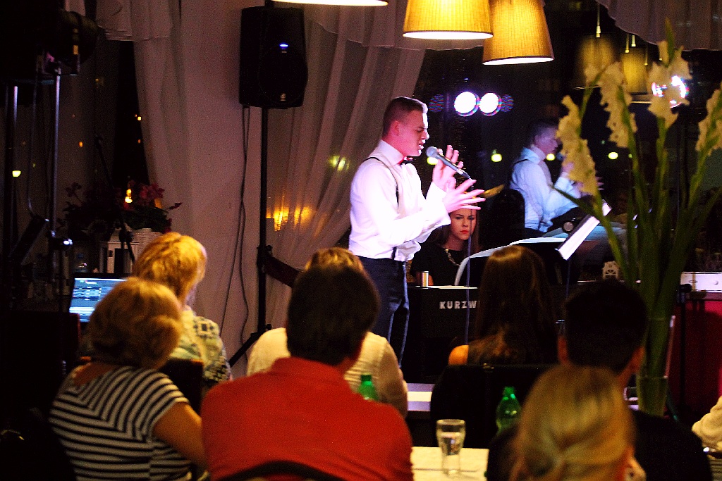 Paweł Orłowski wystąpił z przyjaciółmi w restauracji Vikos