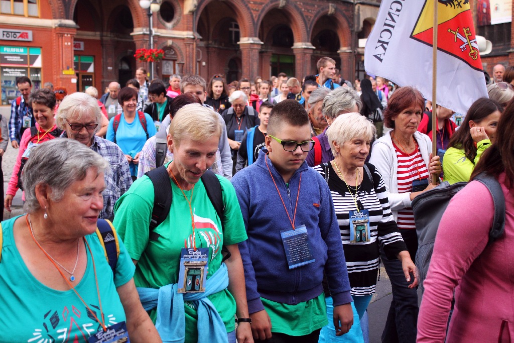 Blisko trzysta osób wyruszyło z Legnicy do Legnickiego Pola
