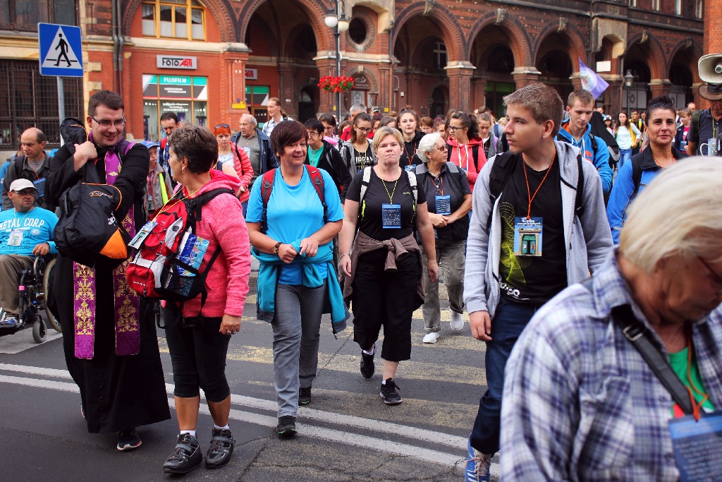 Blisko trzysta osób wyruszyło z Legnicy do Legnickiego Pola
