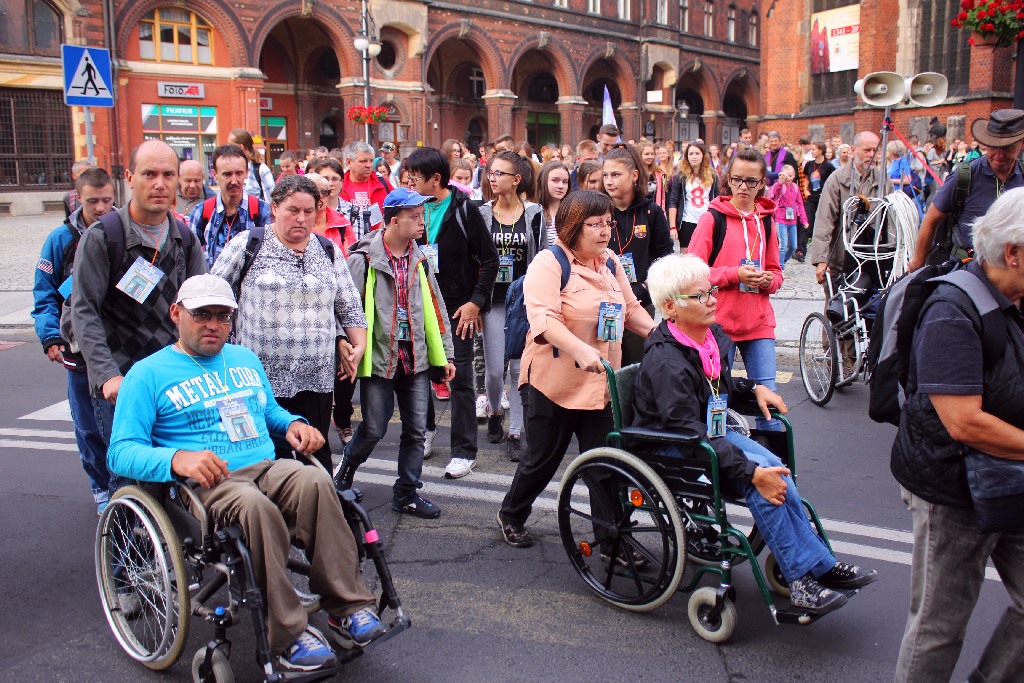 Blisko trzysta osób wyruszyło z Legnicy do Legnickiego Pola
