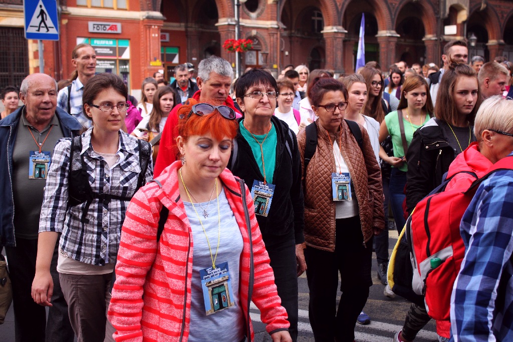 Blisko trzysta osób wyruszyło z Legnicy do Legnickiego Pola
