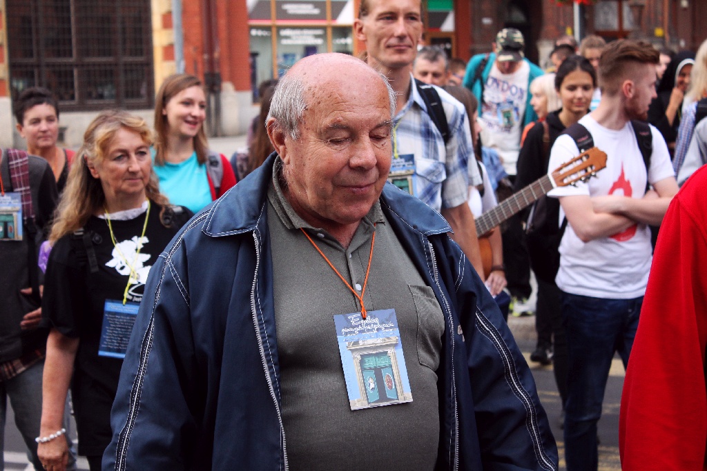 Blisko trzysta osób wyruszyło z Legnicy do Legnickiego Pola
