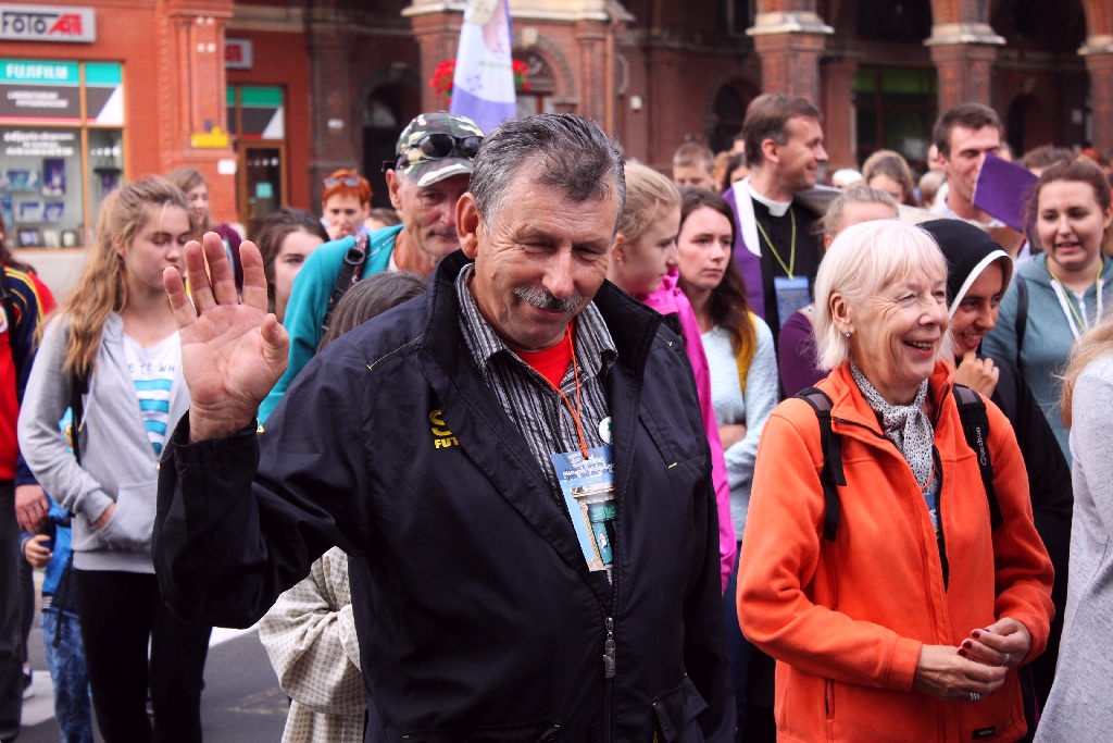Blisko trzysta osób wyruszyło z Legnicy do Legnickiego Pola

