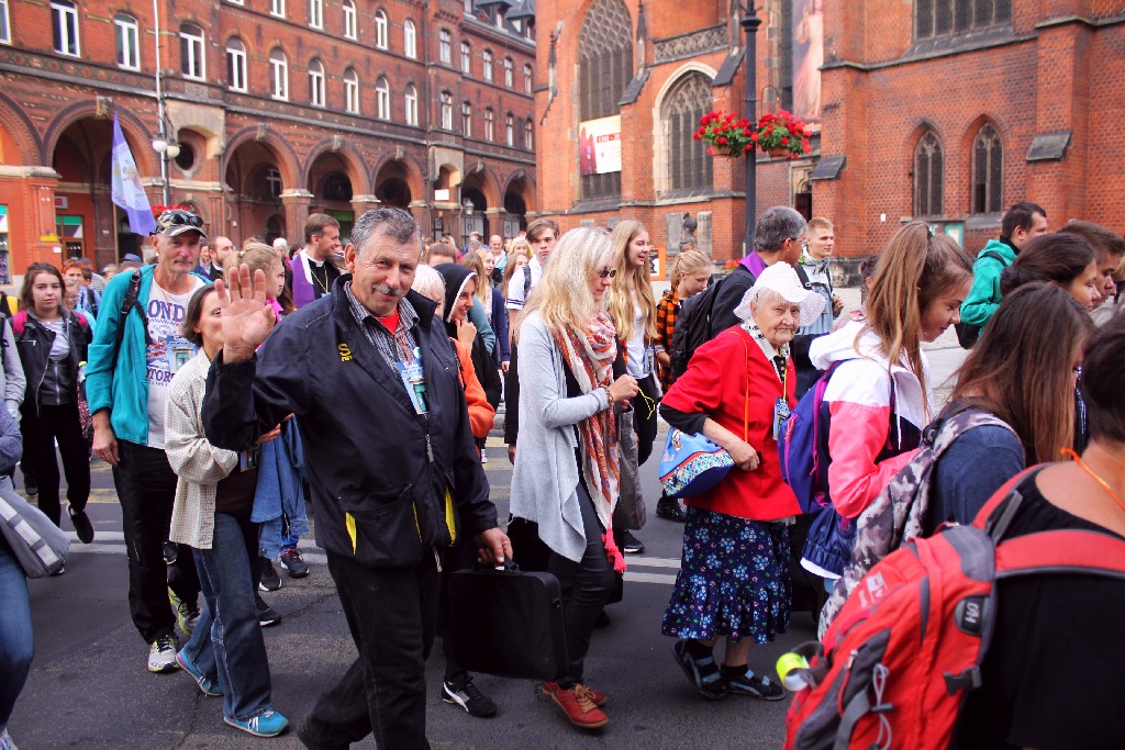 Blisko trzysta osób wyruszyło z Legnicy do Legnickiego Pola
