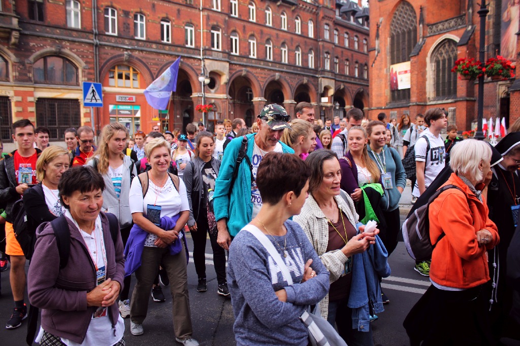 Blisko trzysta osób wyruszyło z Legnicy do Legnickiego Pola
